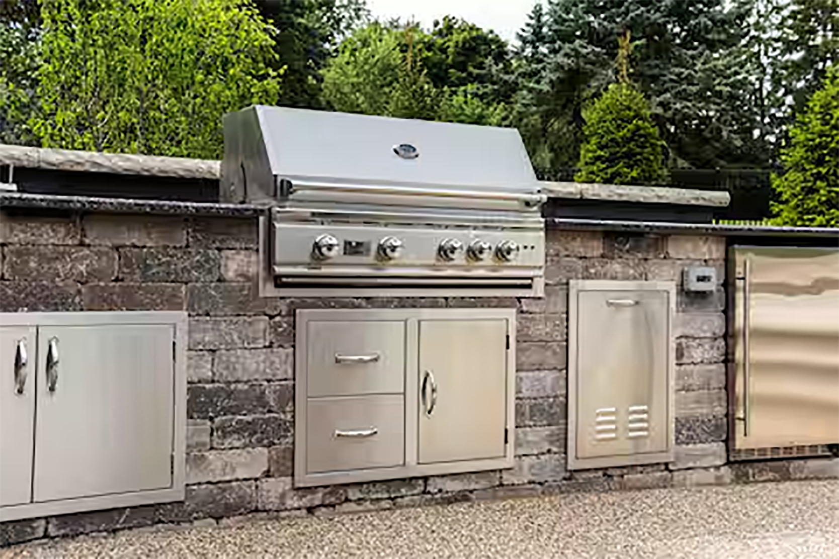 Nearby amenities and outdoor kitchen space