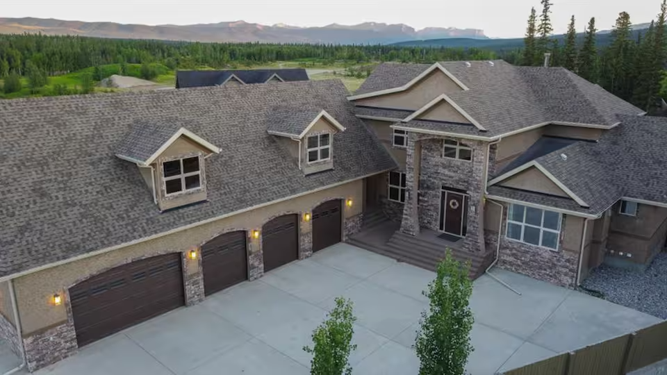 Driveway and parking area at the mansion